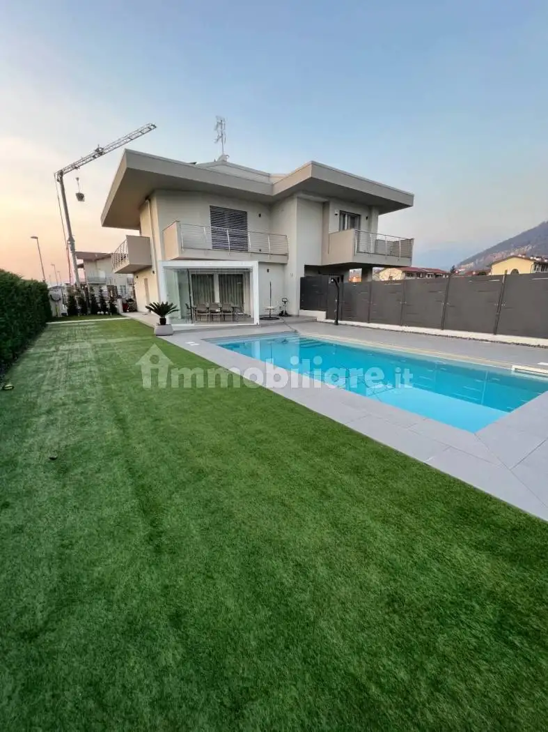 Villa in vendita a Zandobbio