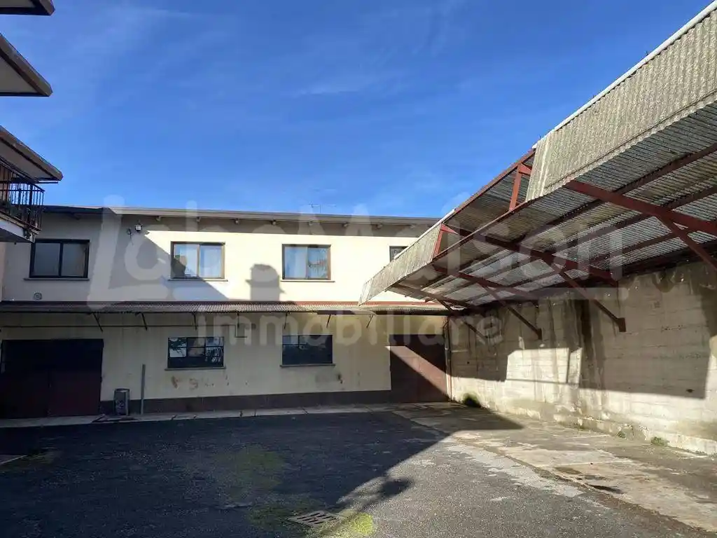 Palazzo - Edificio in vendita a Gavirate