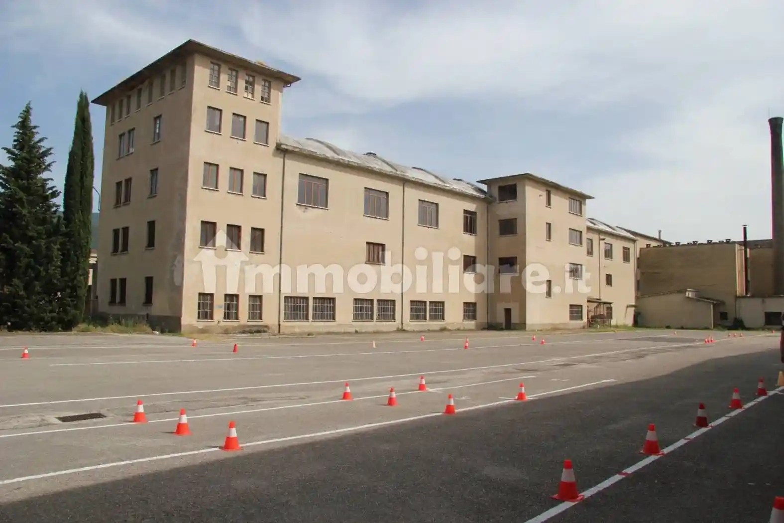 Palazzo - Edificio in vendita a Campello sul Clitunno
