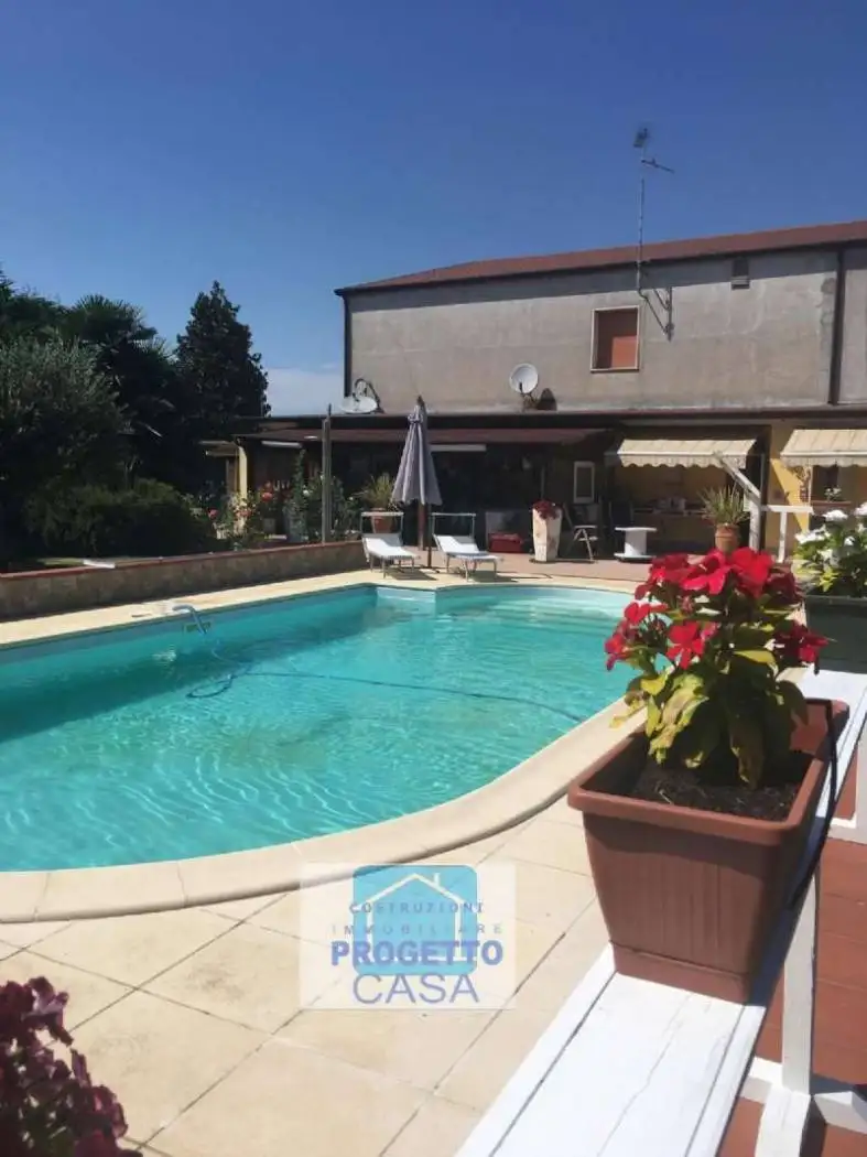 Villa in vendita a Serravalle a Po