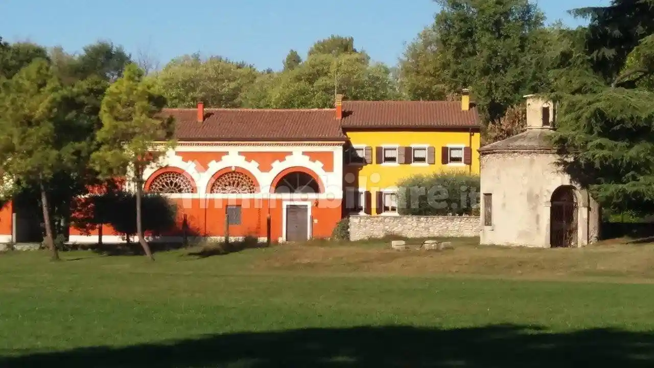 Palazzo - Edificio in vendita a Verona