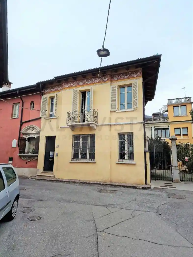 Casa indipendente in vendita a Brescia