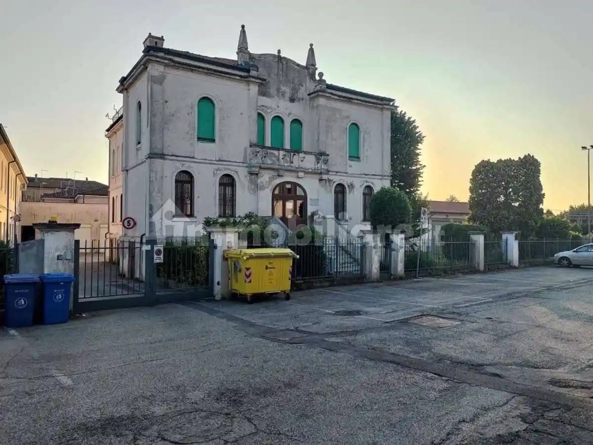 Palazzo - Edificio in vendita a Adria
