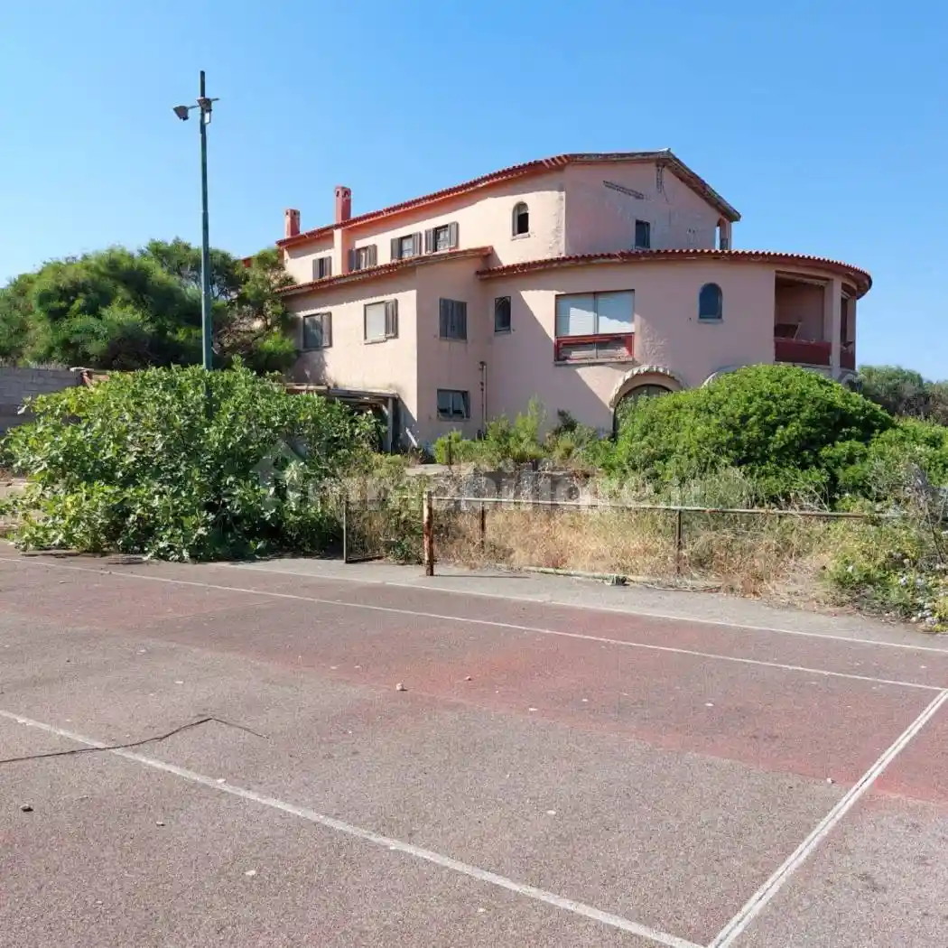 Palazzo - Edificio in vendita a Tresnuraghes