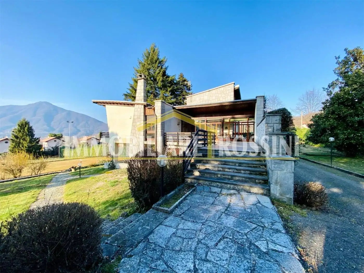 Villa in vendita a Orino