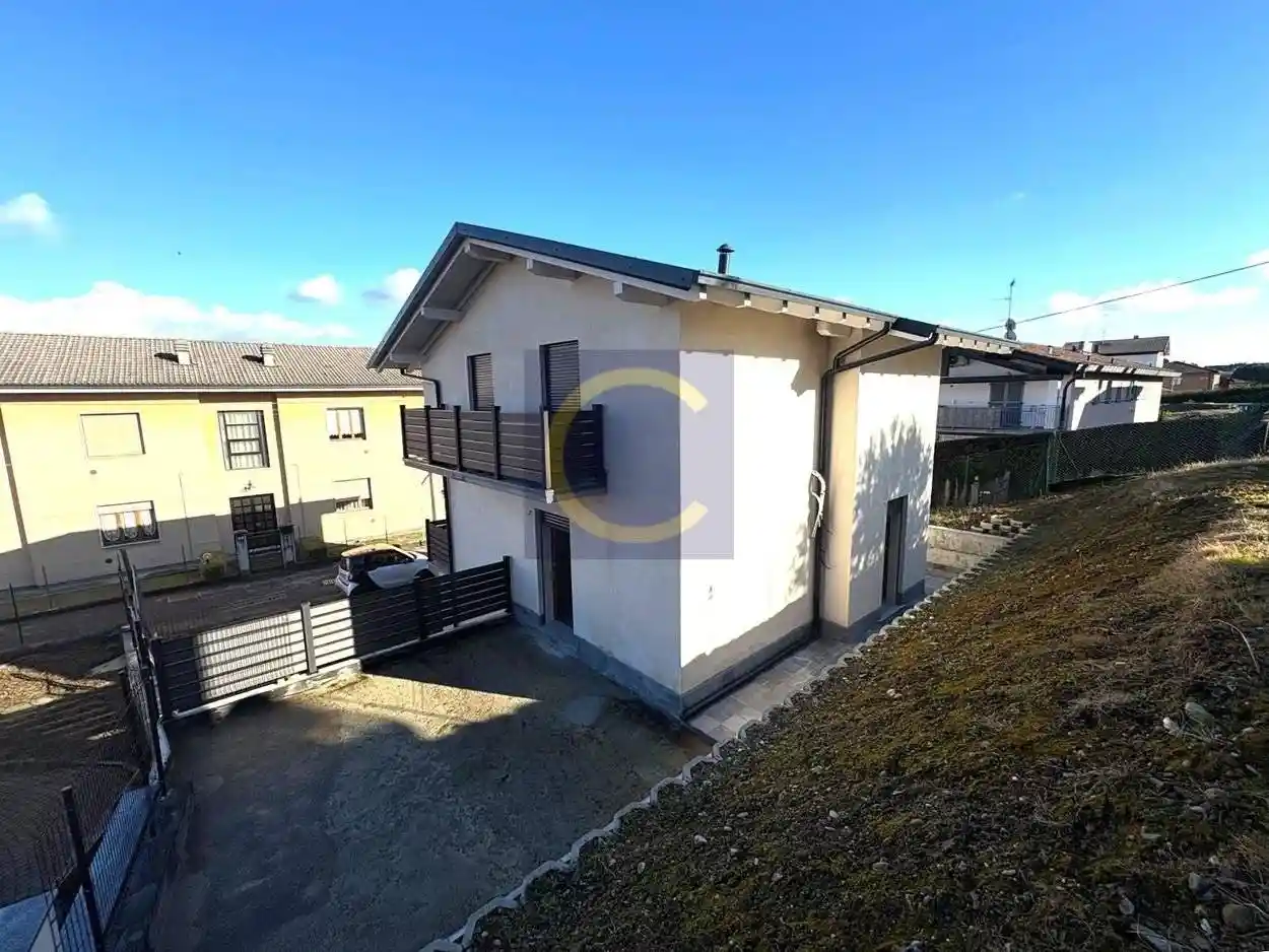 Villa in vendita a Faloppio