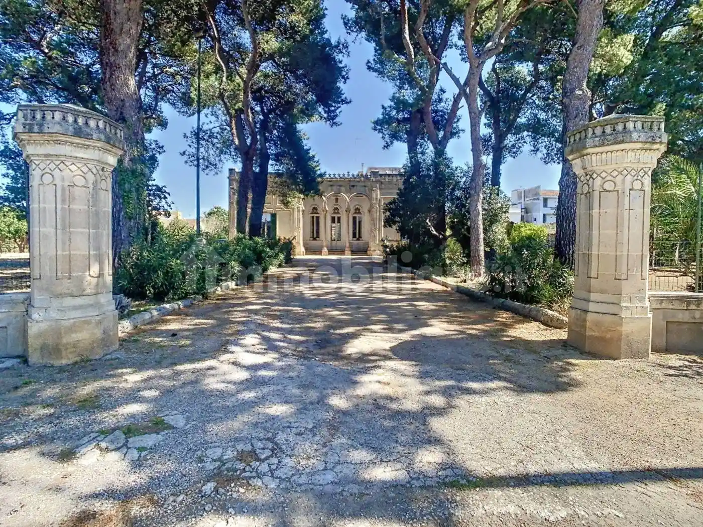 Palazzo - Edificio in vendita a Aradeo