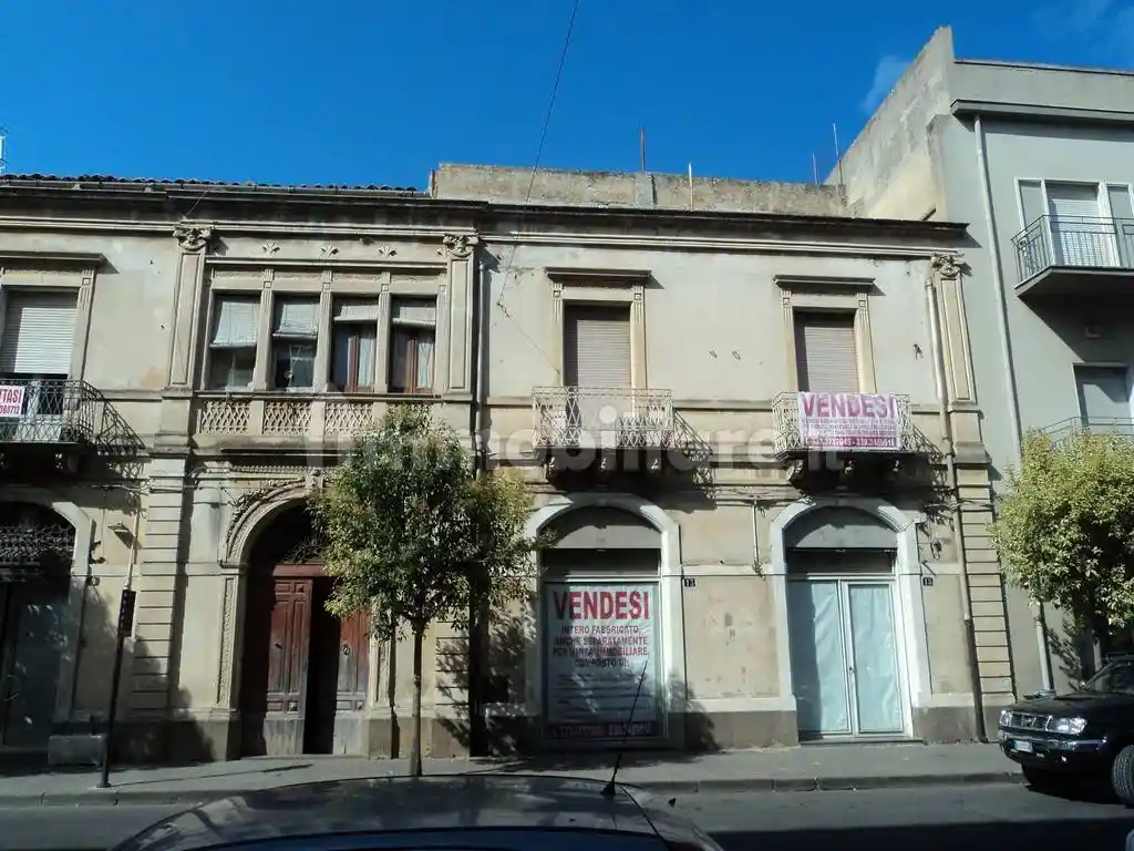 Palazzo - Edificio in vendita a Caltagirone