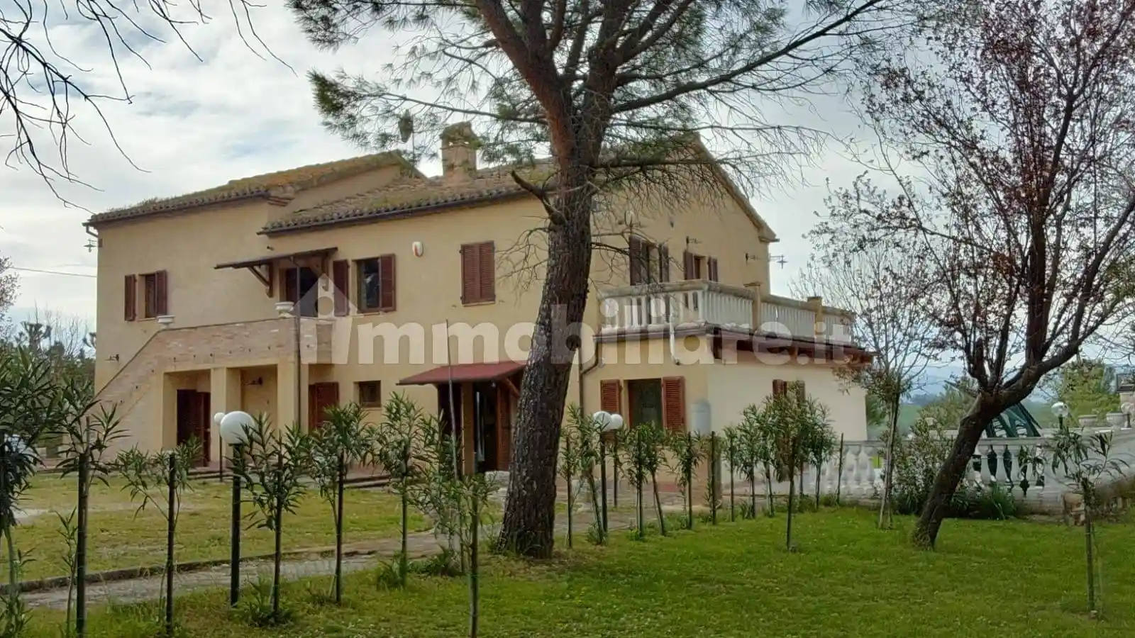 Villa in vendita a Camporotondo di Fiastrone