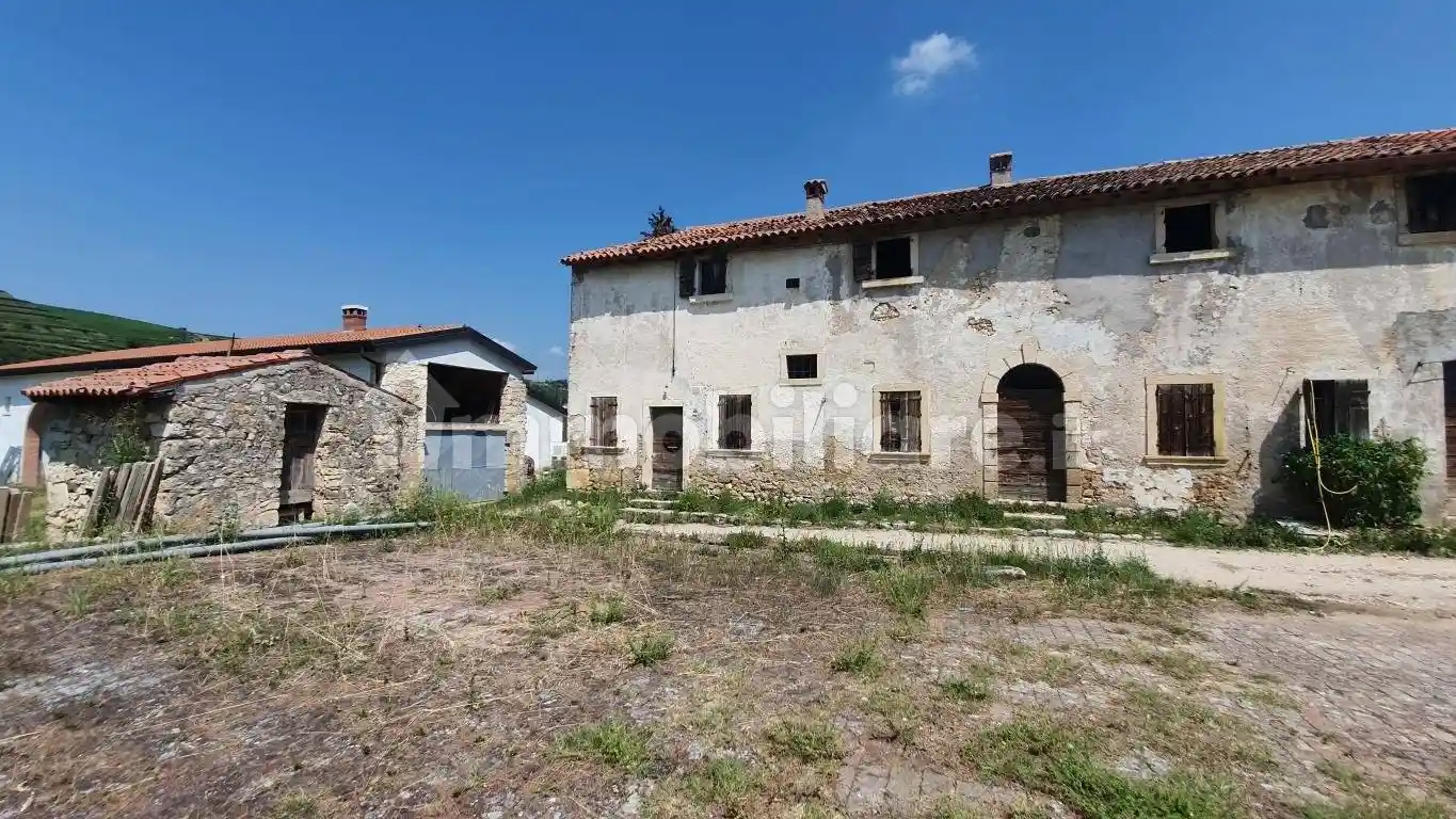 Rustico - Casale in vendita a Soave