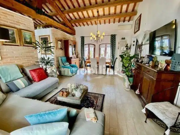 Casa indipendente in vendita a Forlì