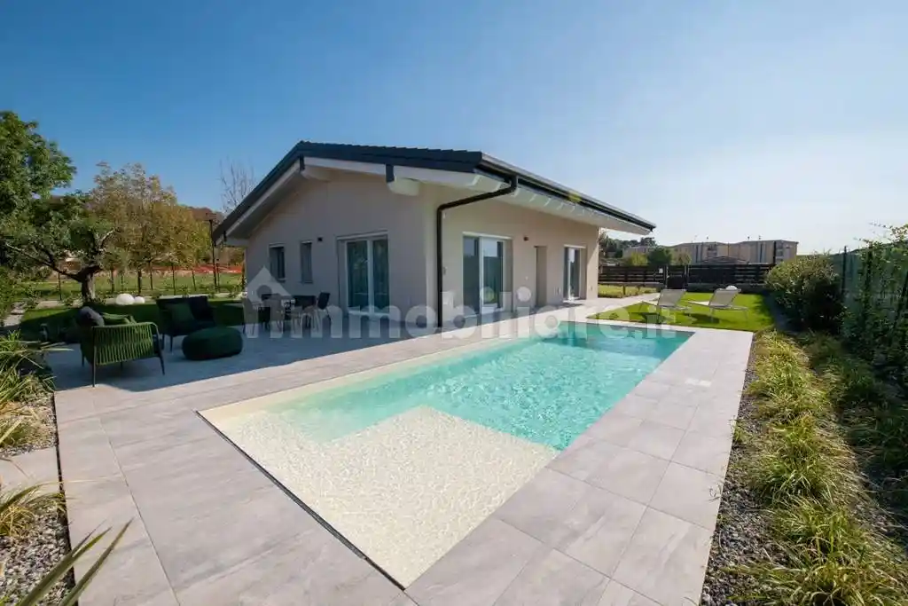 Villa in vendita a Puegnago sul Garda