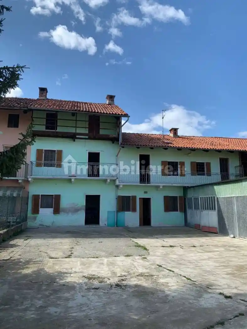 Casa indipendente in vendita a Alice Castello