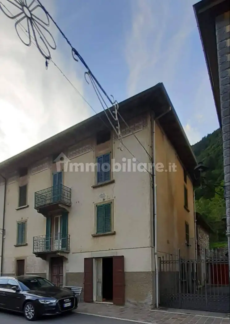 Palazzo - Edificio in vendita a Carona