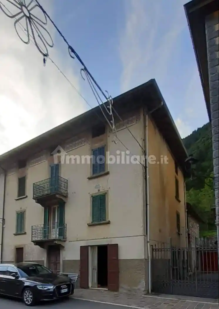Palazzo - Edificio in vendita a Carona