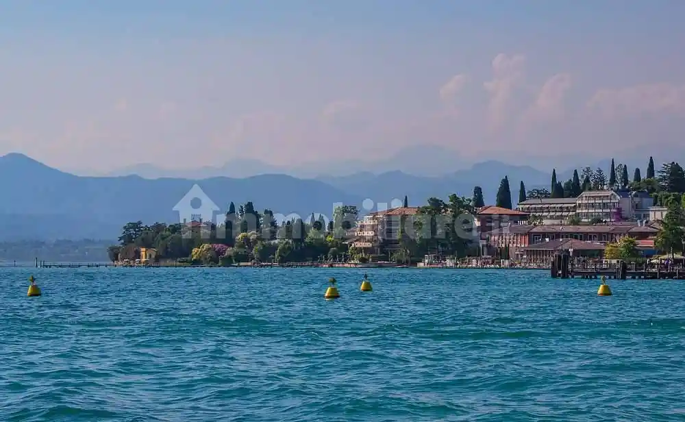 Palazzo - Edificio in vendita a Torri del Benaco