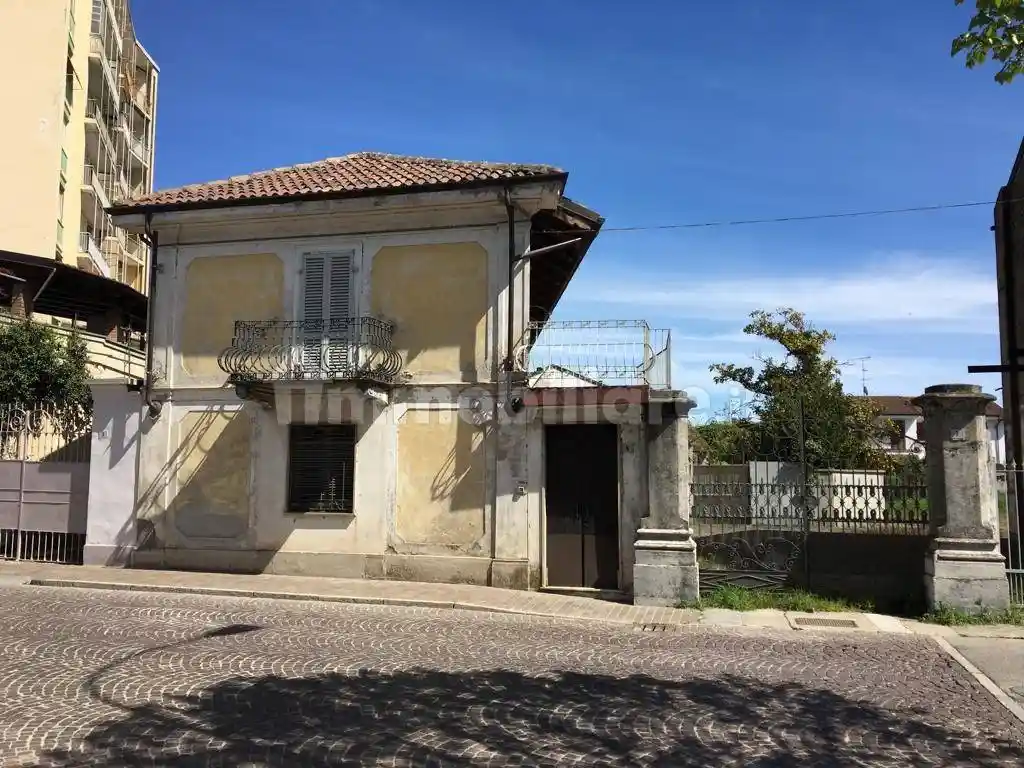 Palazzo - Edificio in vendita a Robbio