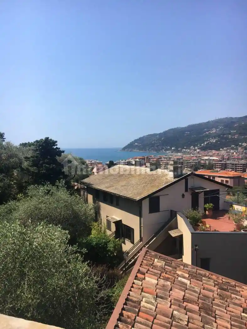 Palazzo - Edificio in vendita a Andora