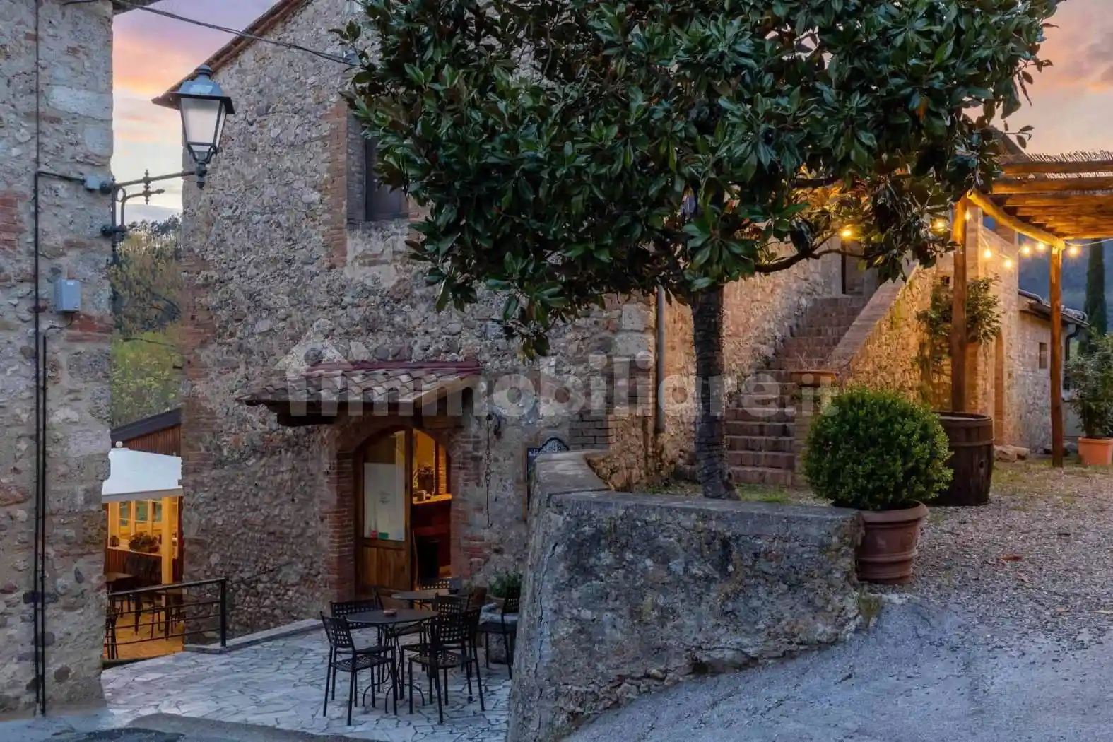 Palazzo - Edificio in vendita a Sovicille