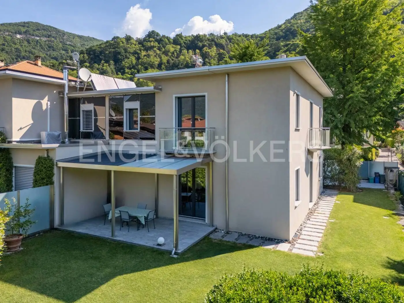 Villetta a schiera in vendita a Maccagno con Pino e Veddasca