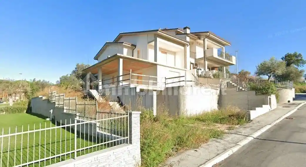 Villa in vendita a San Severino Marche