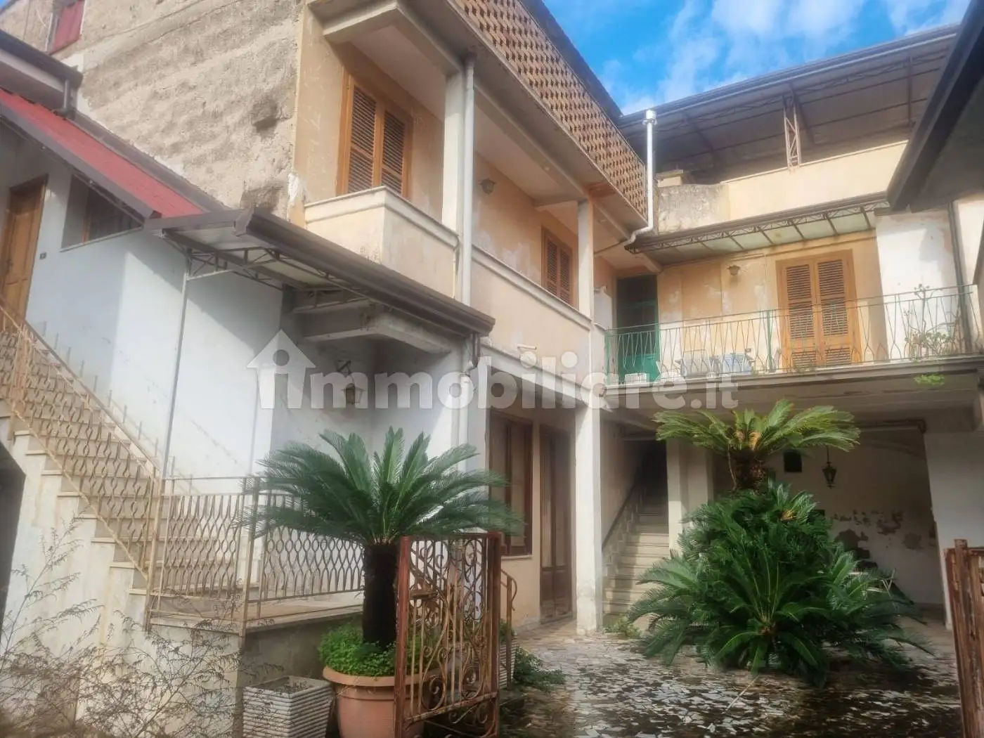 Palazzo - Edificio in vendita a Curti