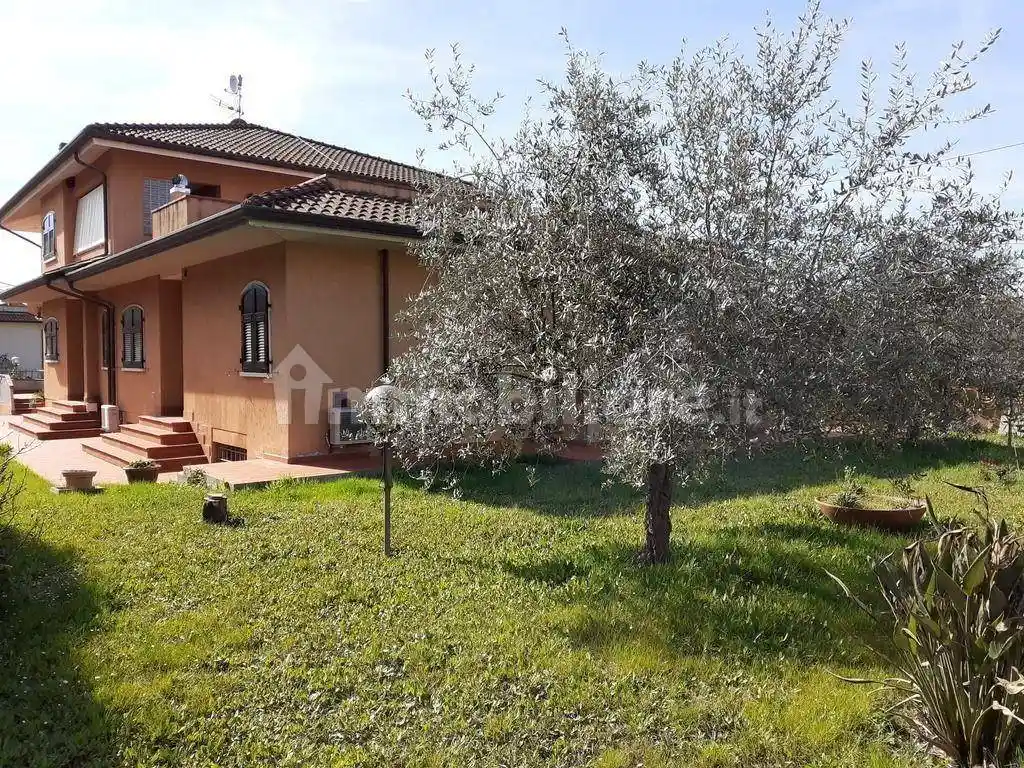 Villa in vendita a Carrara