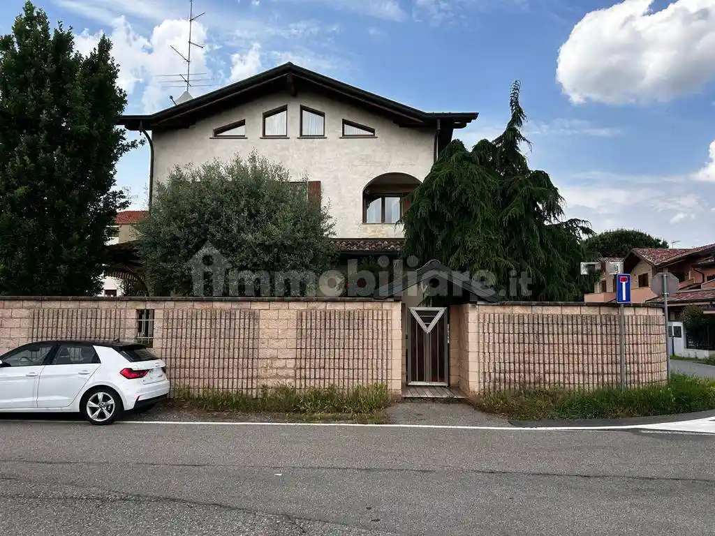 Villa in vendita a Gorla Minore