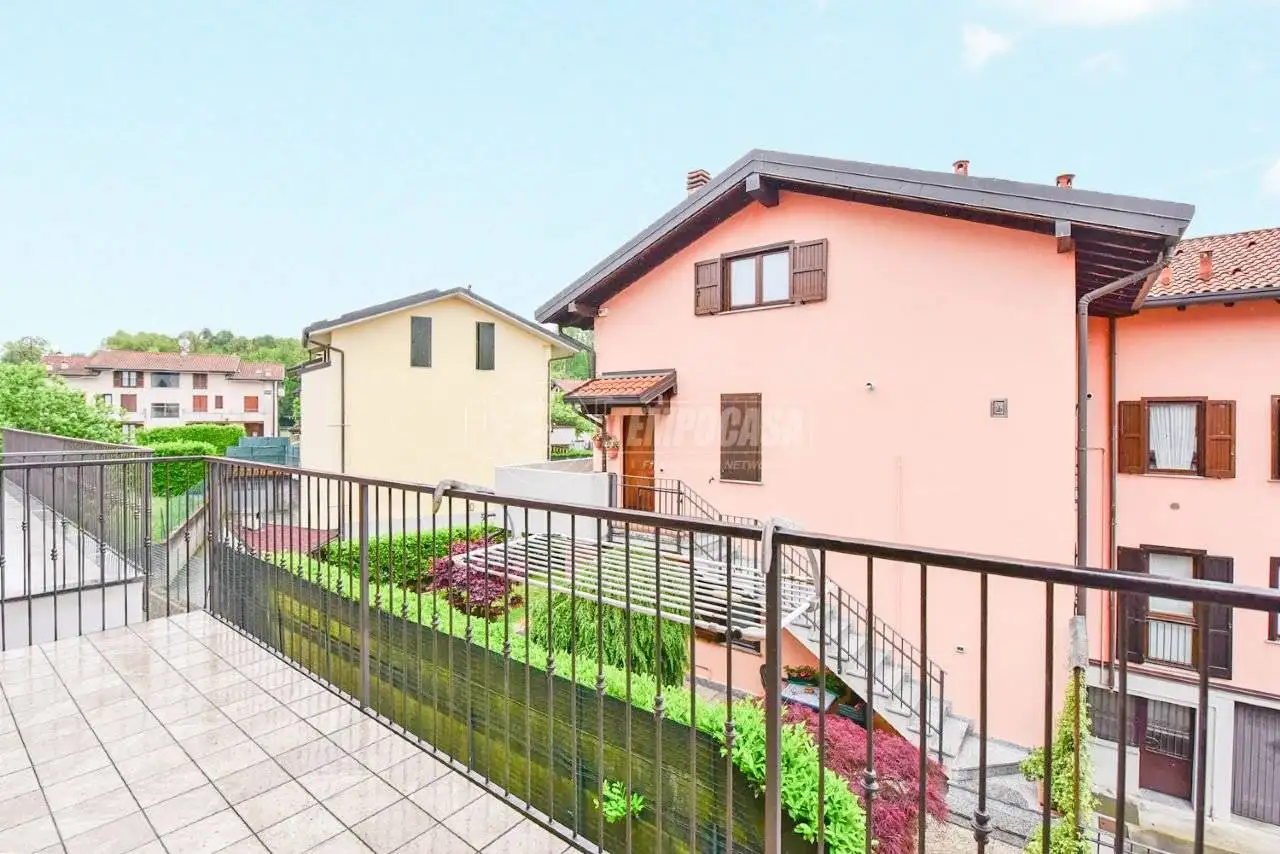 Appartamento in vendita a Senna Comasco