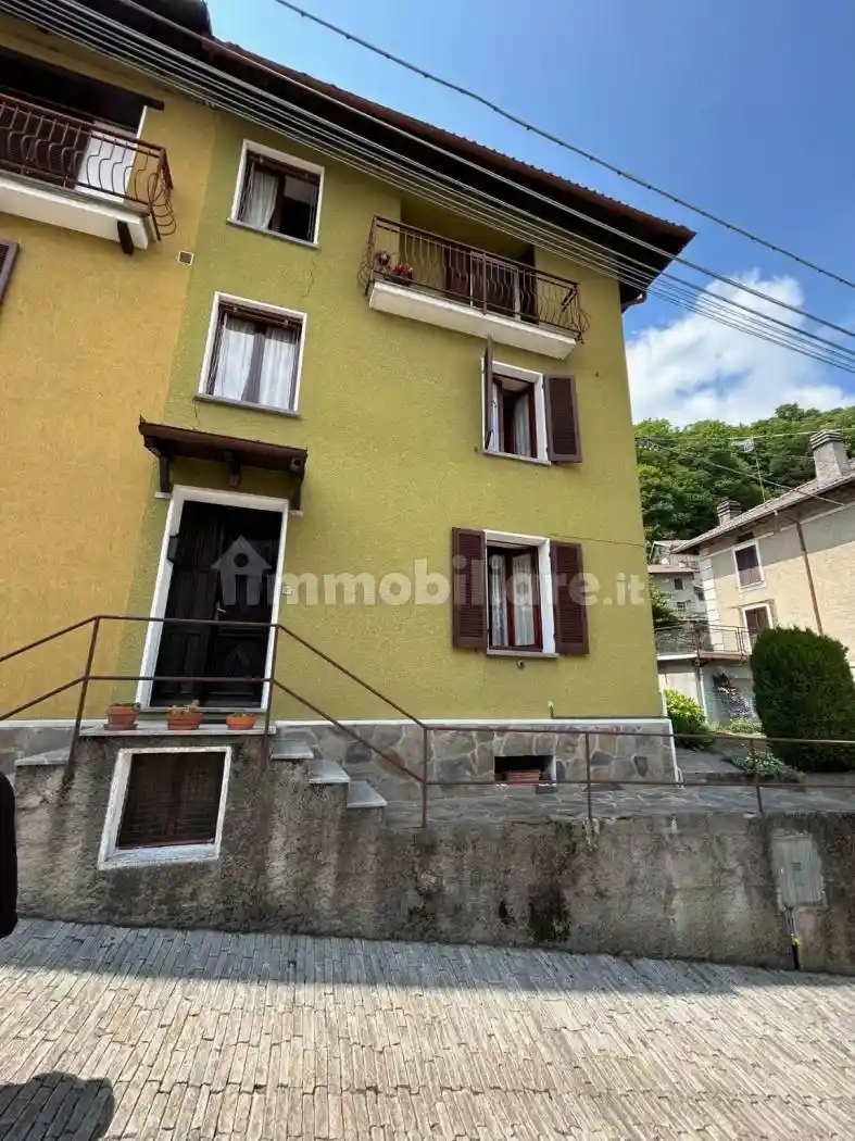 Casa indipendente in vendita a Maccagno con Pino e Veddasca