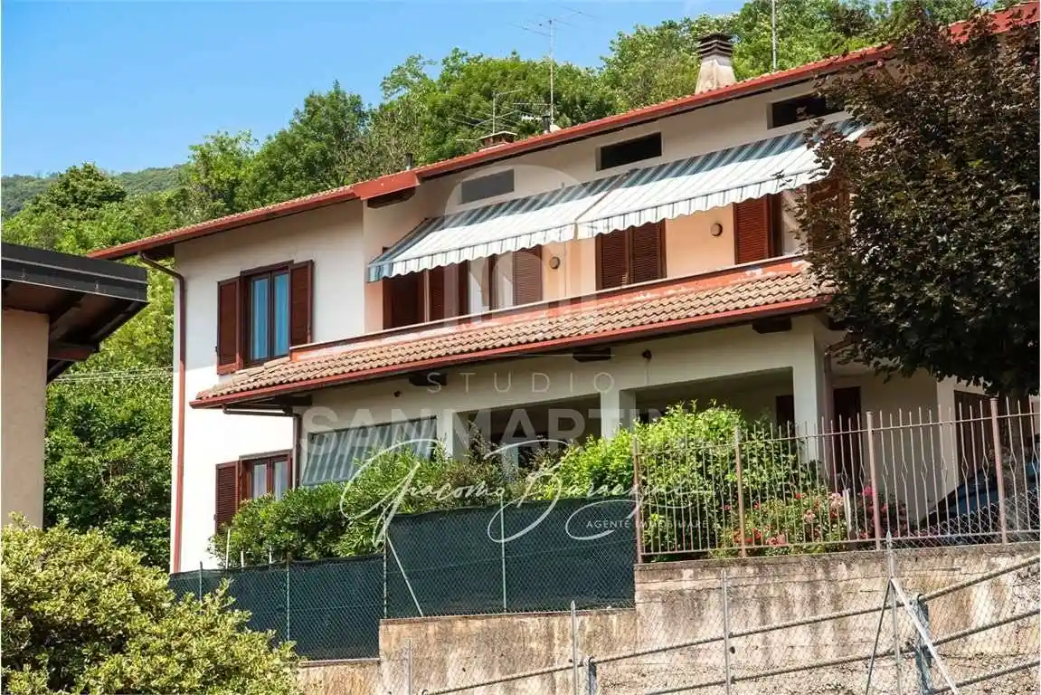 Villa in vendita a Gavirate