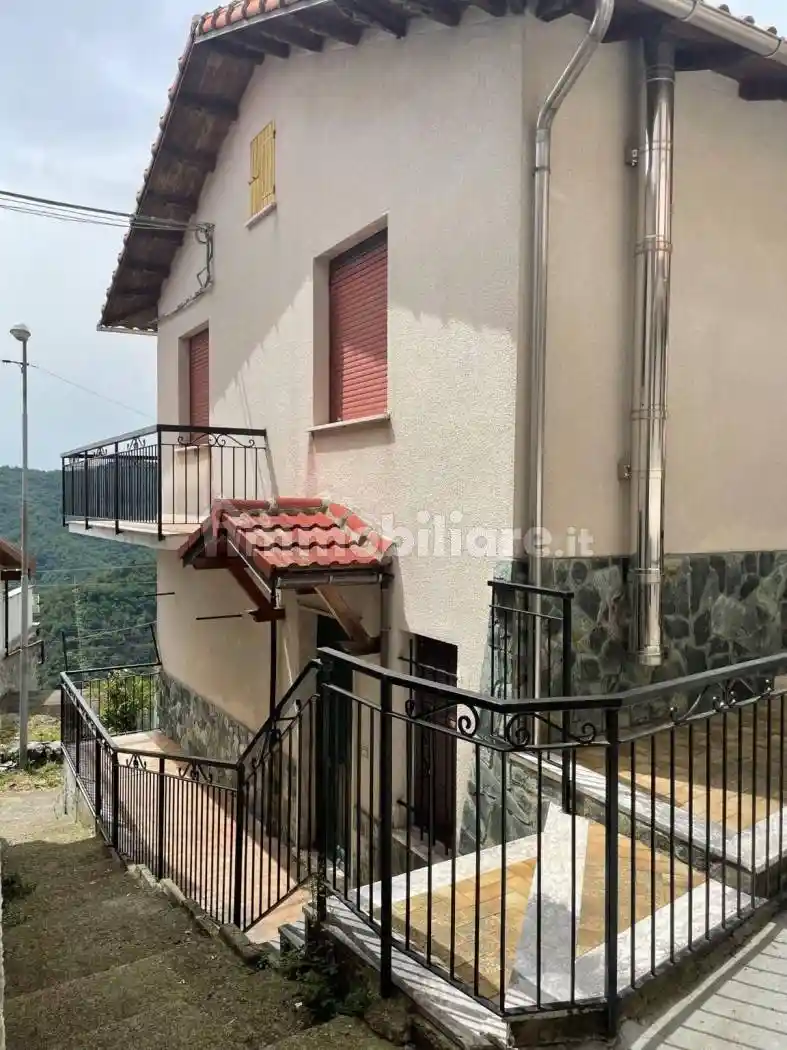 Casa indipendente in vendita a Neirone