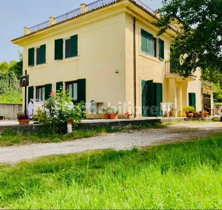 Villa in vendita a Cervaro