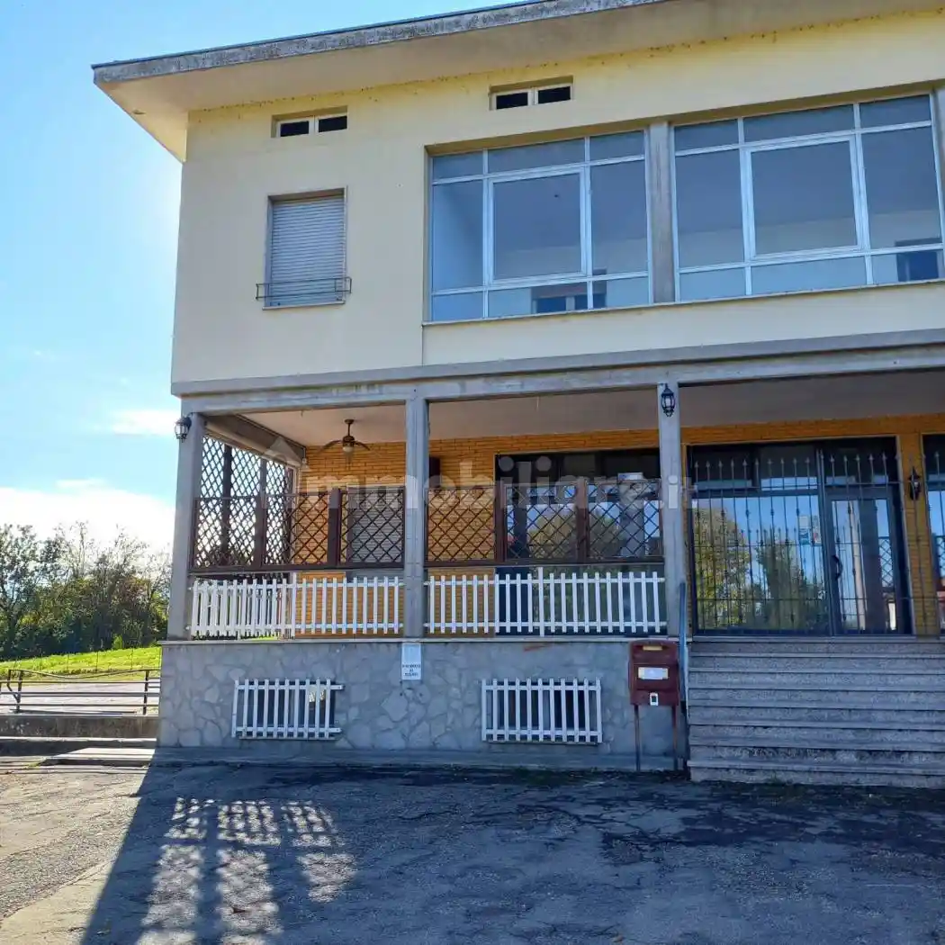 Palazzo - Edificio in vendita a Traversetolo