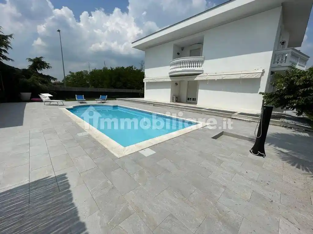 Villa in vendita a Lainate