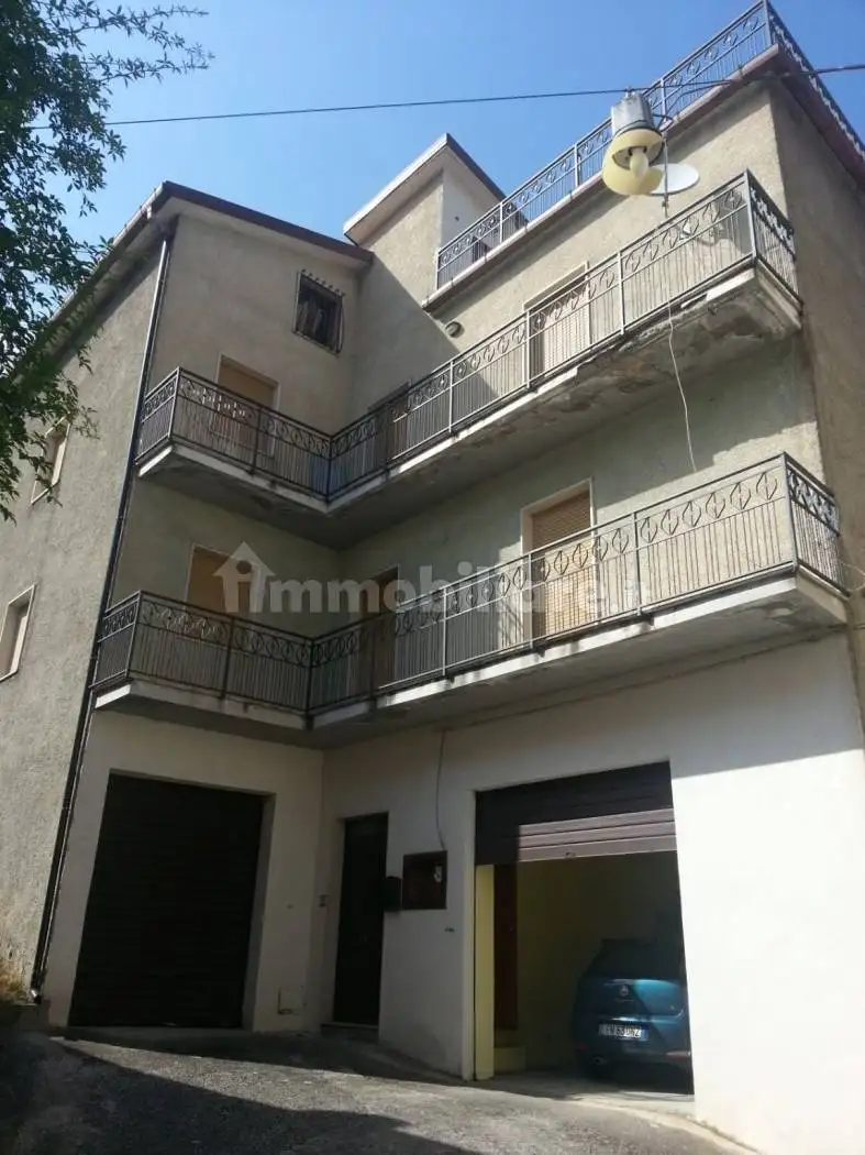 Palazzo - Edificio in vendita a Isola del Gran Sasso d'Italia