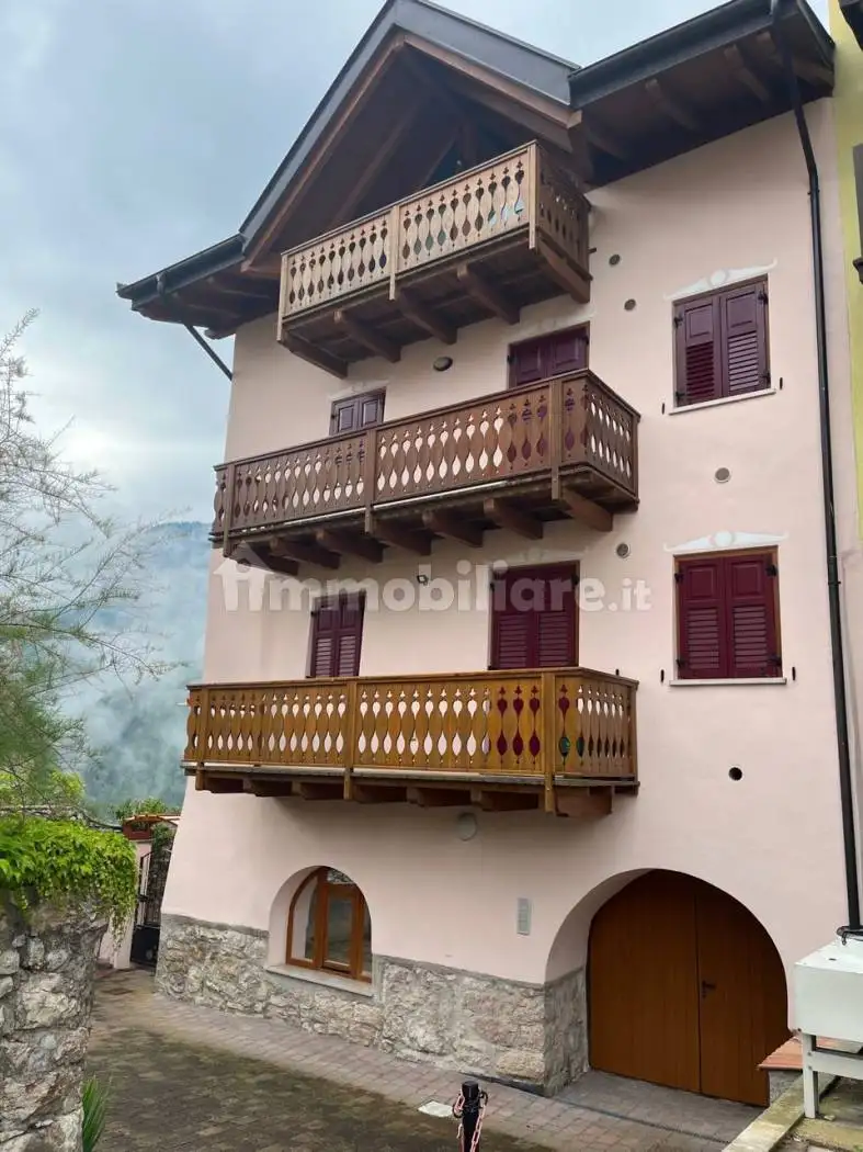 Palazzo - Edificio in vendita a Predaia