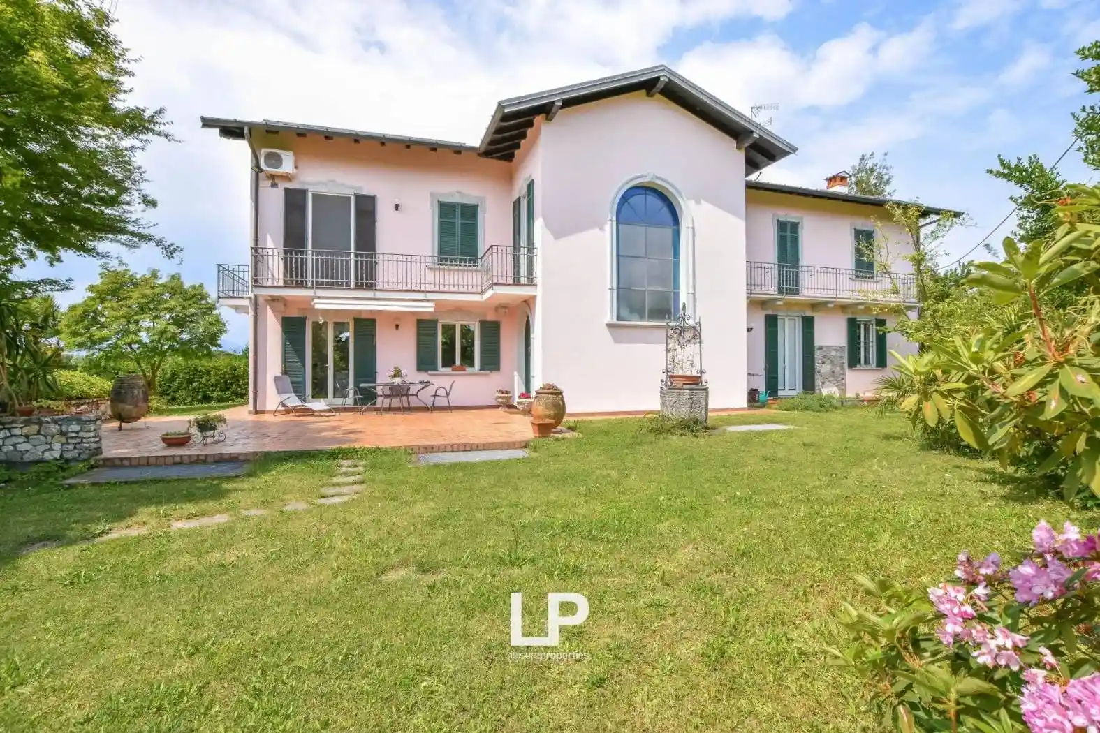Villa in vendita a Sesto Calende