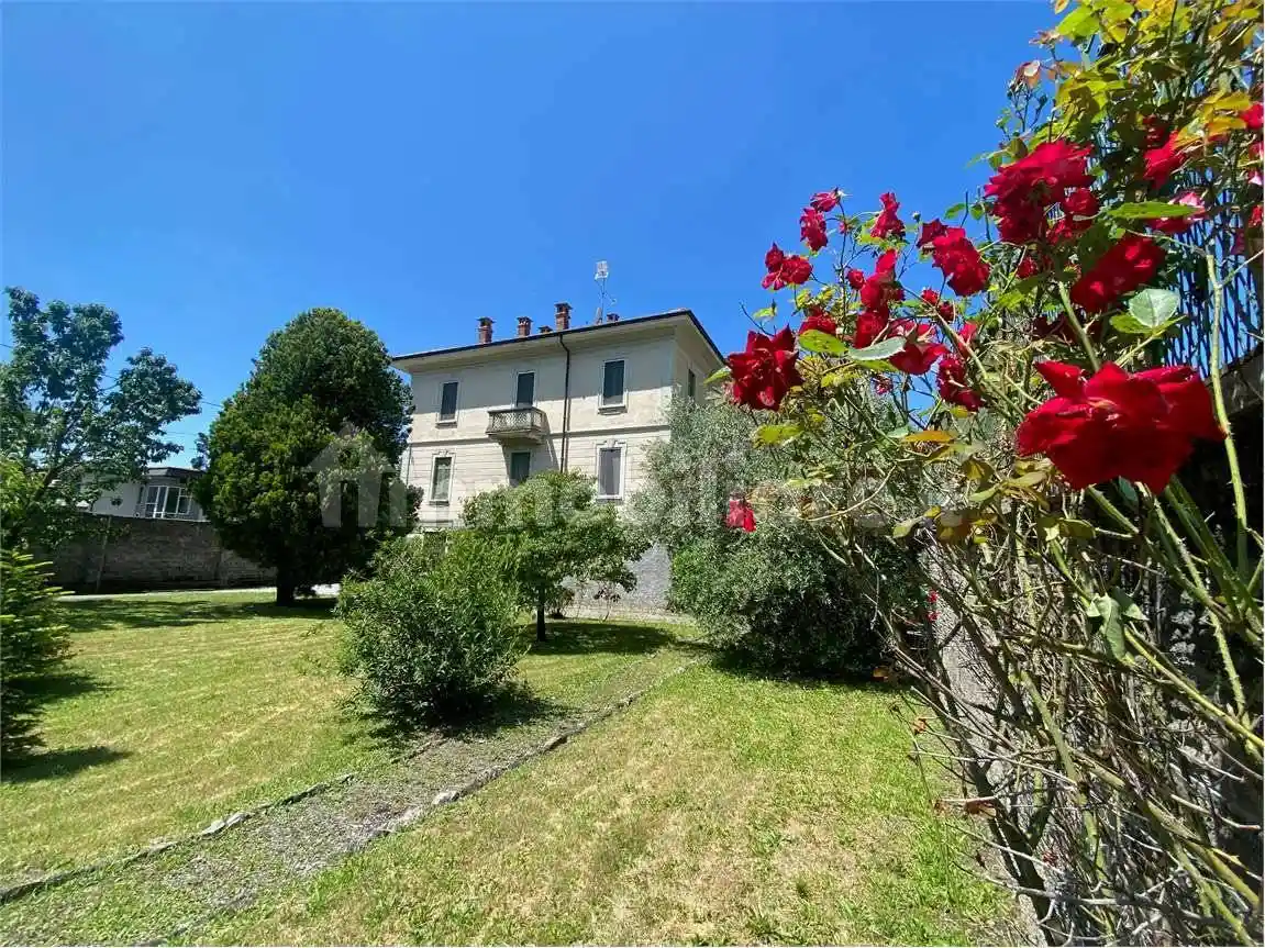 Villa in vendita a Albese con Cassano