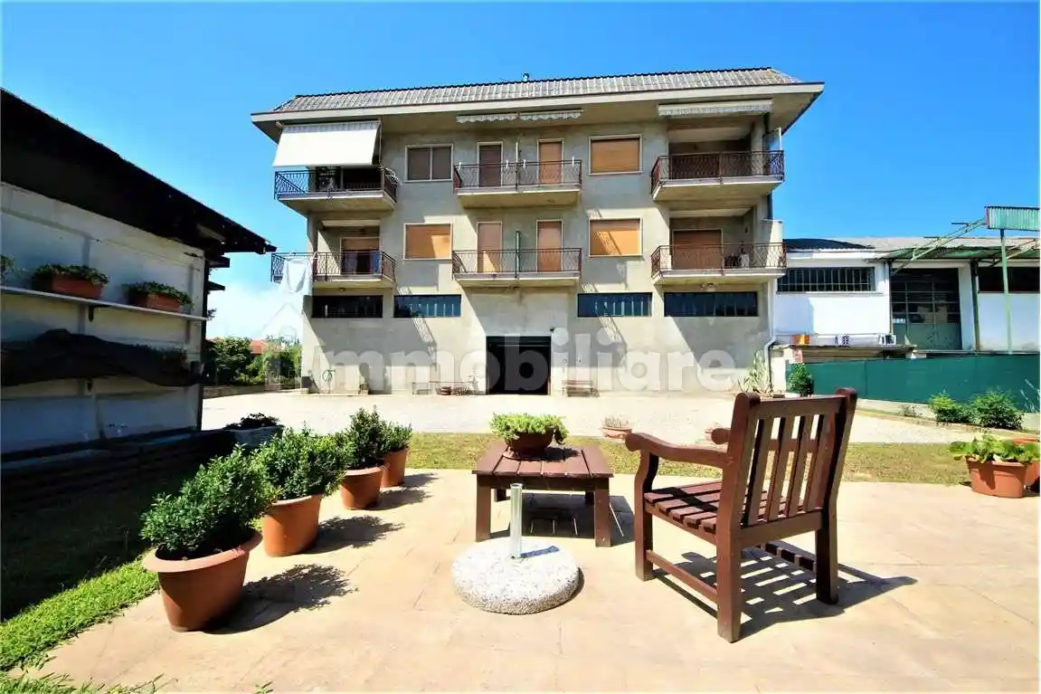 Palazzo - Edificio in vendita a Oleggio