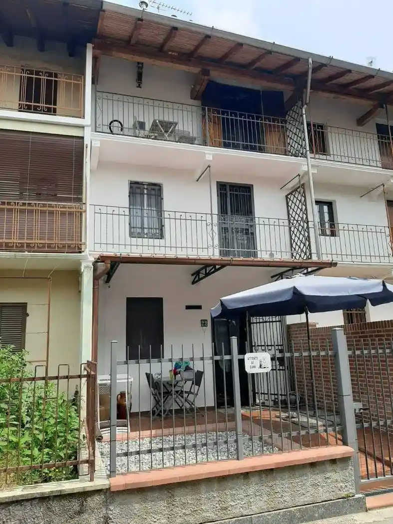 Casa indipendente in vendita a Varallo Pombia