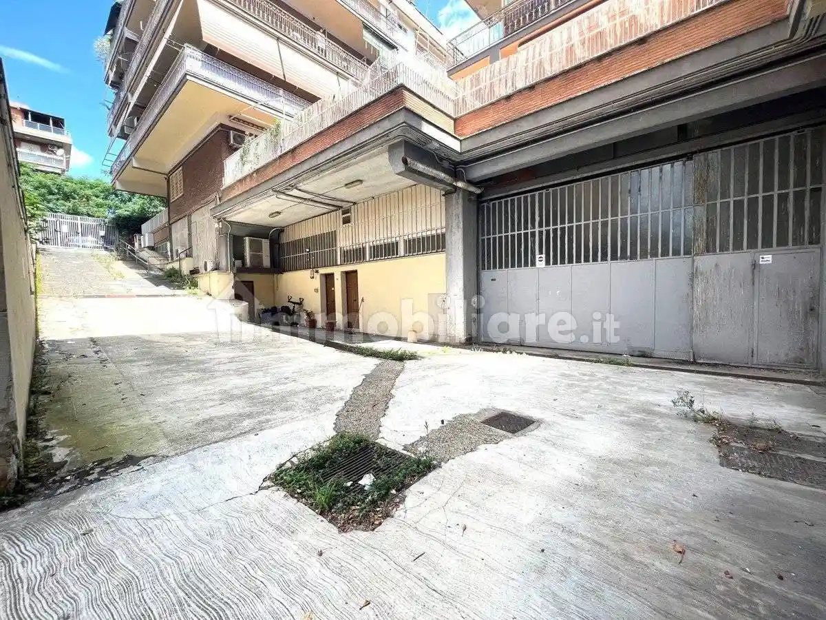 Palazzo - Edificio via Rocca di Papa 21, Colli Albani, Roma - foto 2