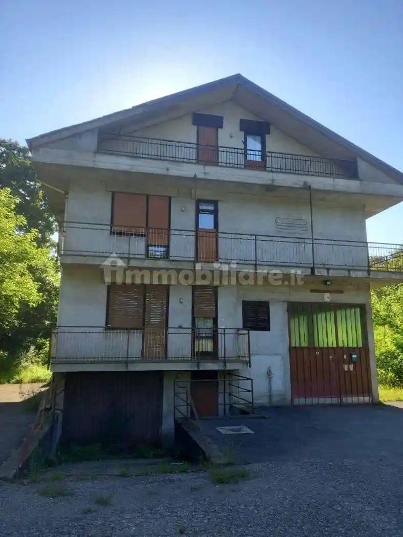 Palazzo - Edificio in vendita a Gozzano