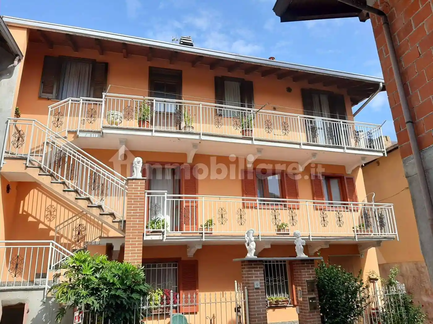 Casa indipendente in vendita a Varallo Pombia