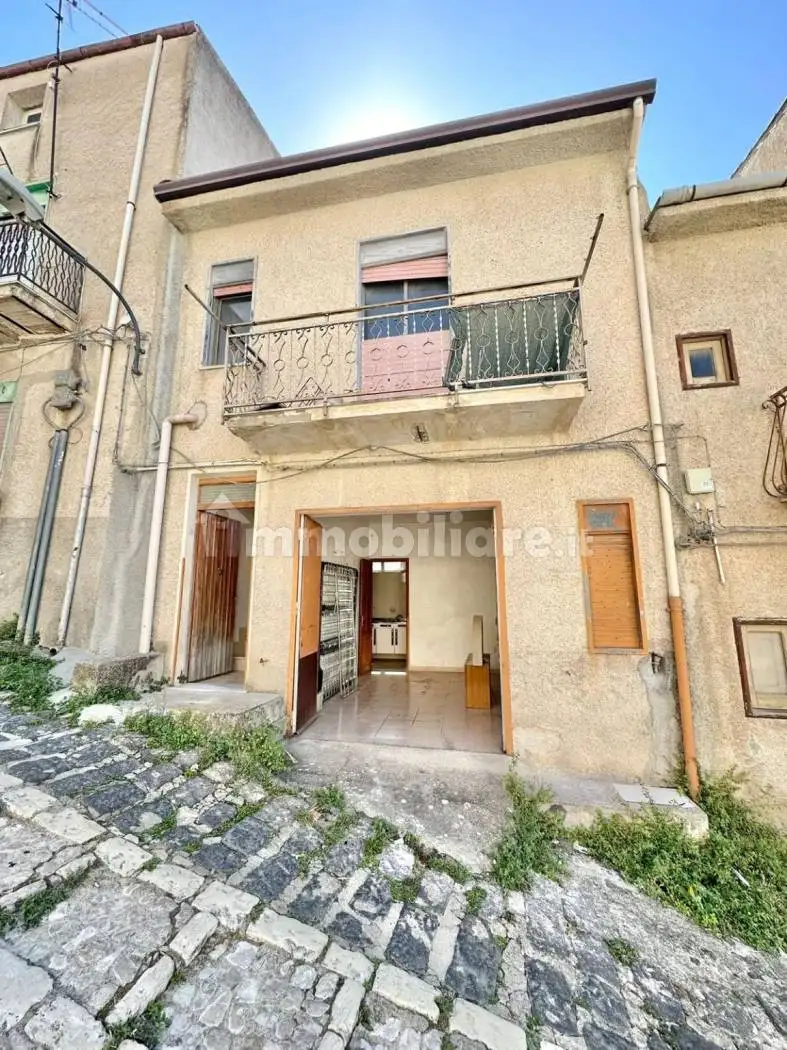 Casa indipendente in vendita a Palazzo Adriano