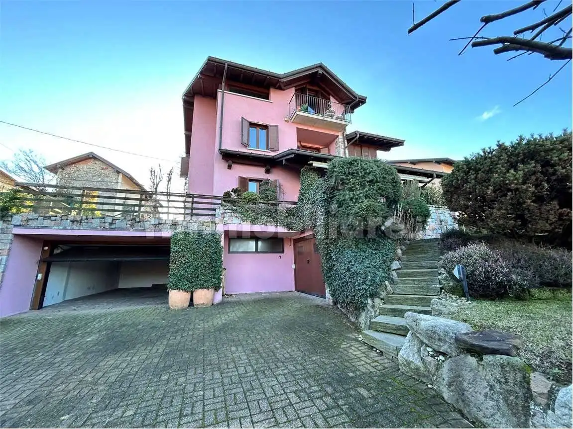 Villa in affitto a Taino