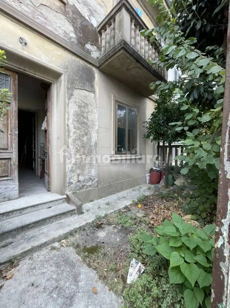 Casa indipendente in vendita a Prato