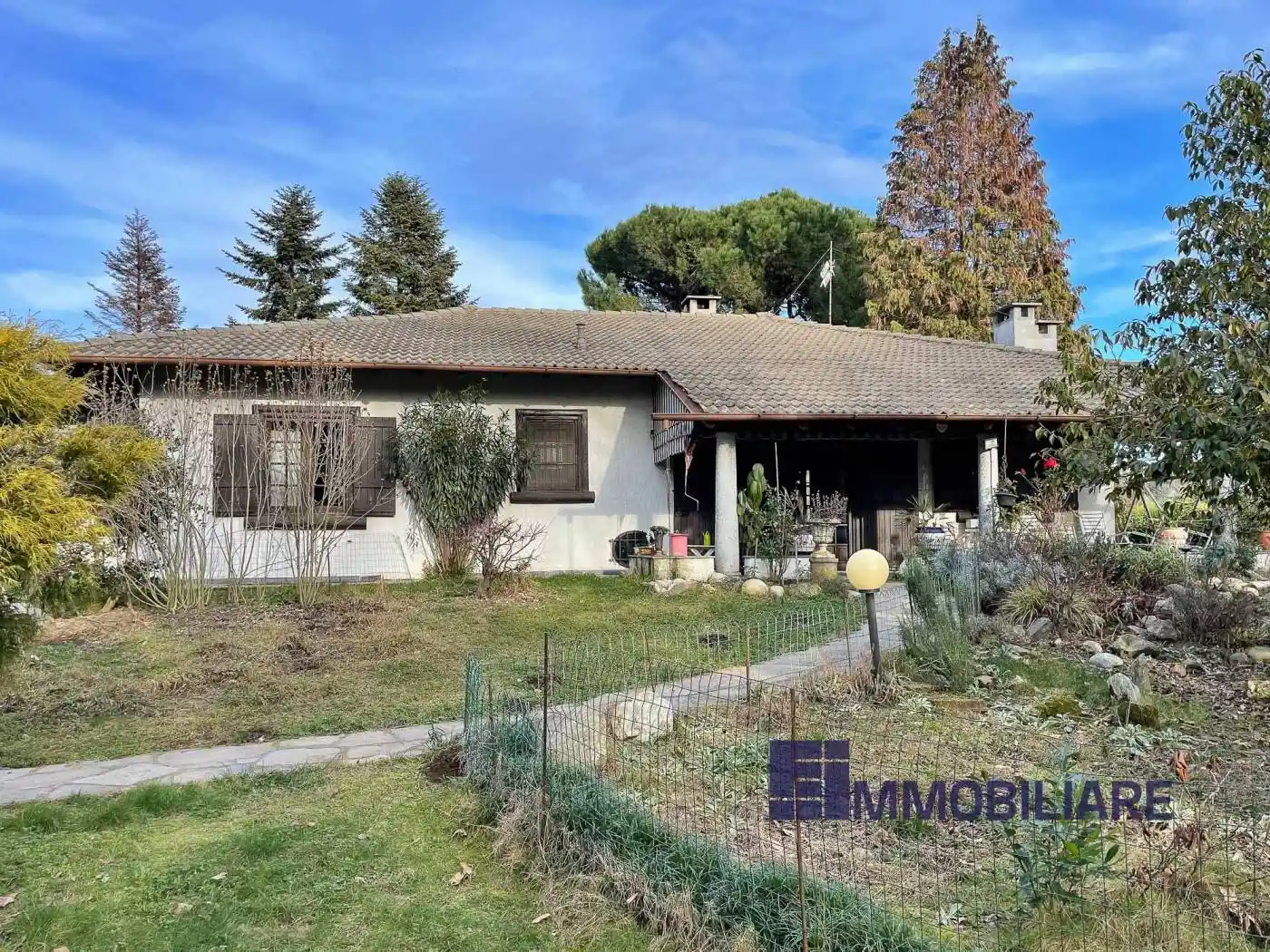 Villa in vendita a Angera