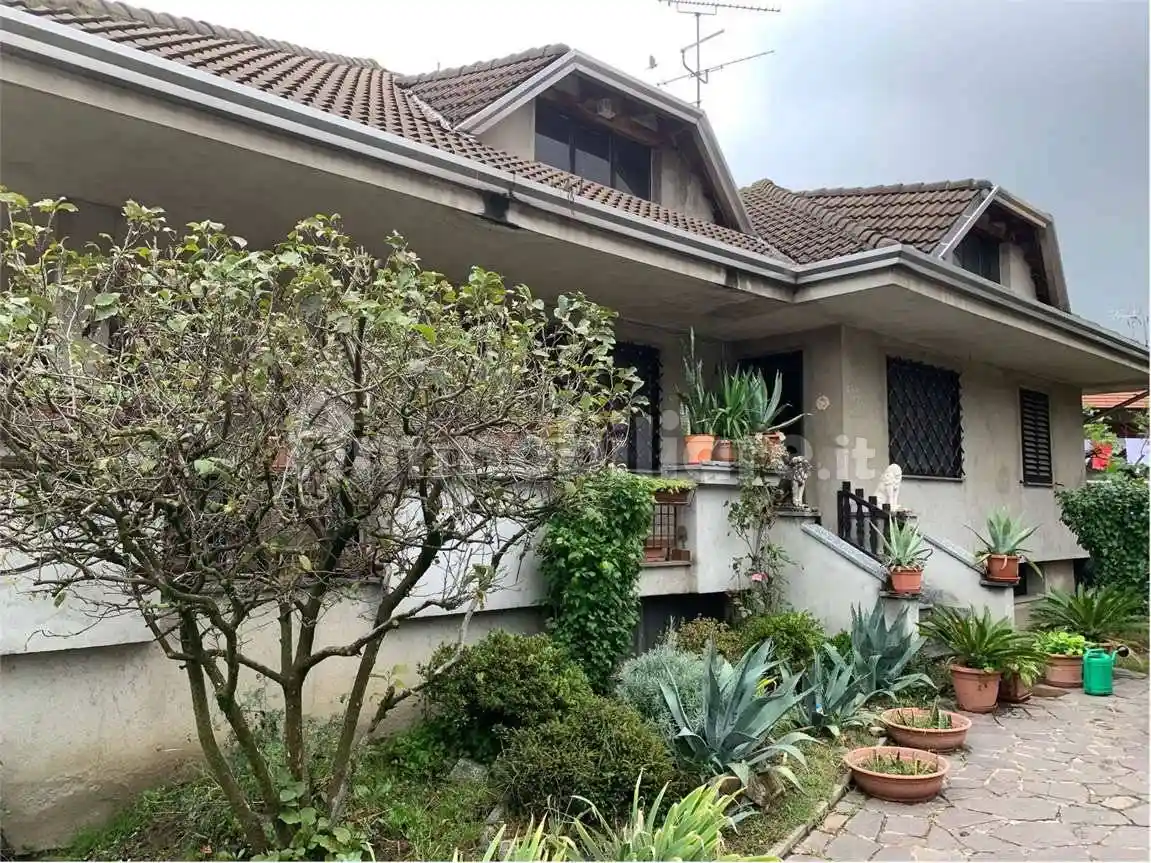 Villa in vendita a Varallo Pombia