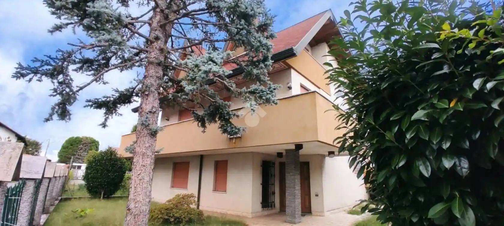 Villa in vendita a Ferno